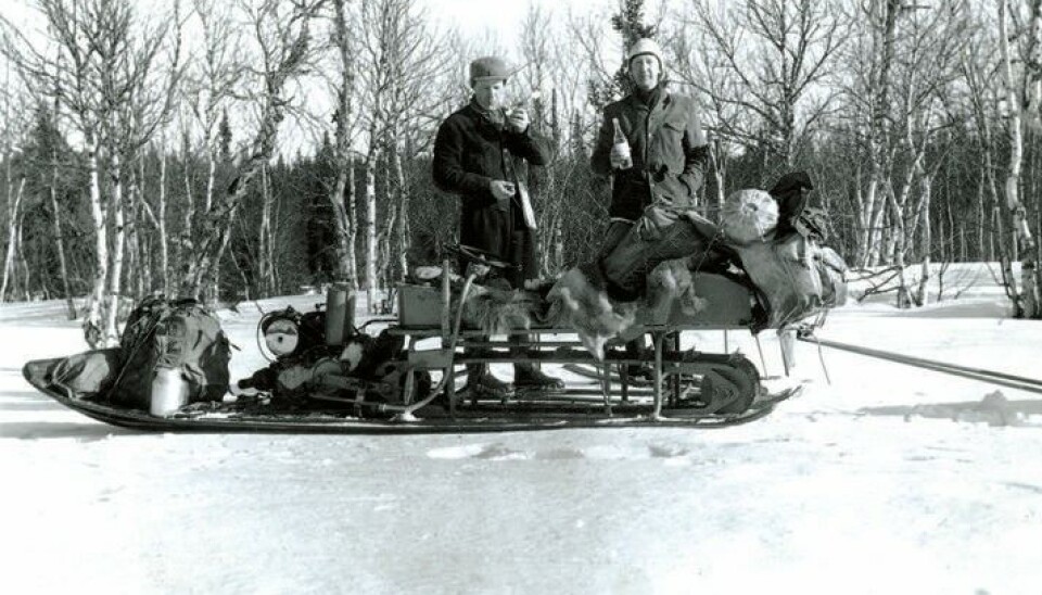 Edvin Liljegren och Anton Hansson på en styrkande fjälltur med den sistnämndes Motortobogga. Man kan undra om flaskan innehöll det styrkande. Edvin Liljegren och Anton Hansson på en styrkande fjälltur med den sistnämndes Motortobogga. Man kan undra om flaskan innehöll det styrkande.