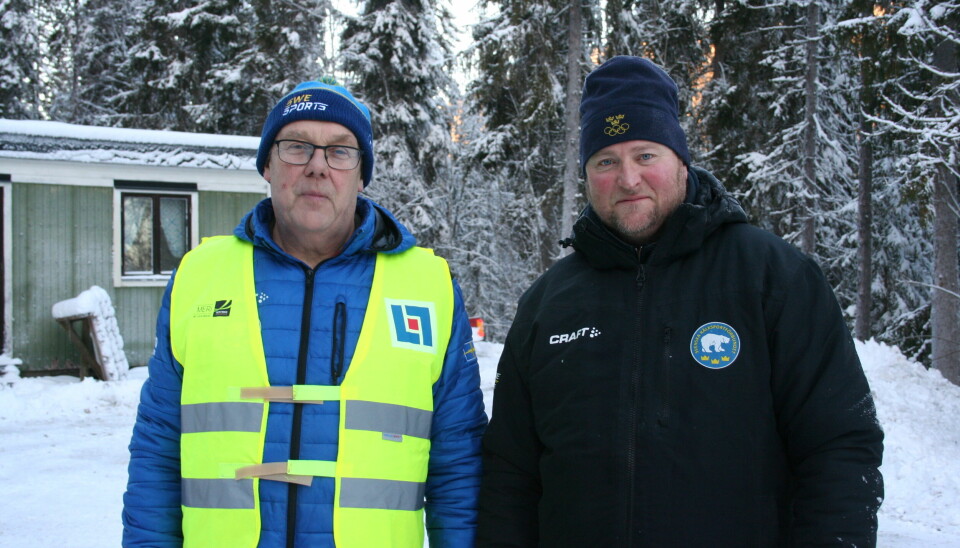 Rodelklubbens ordförande Thomas Reinelöv och Anders Söderberg är i full färd med att iordningställa rodelbanan.