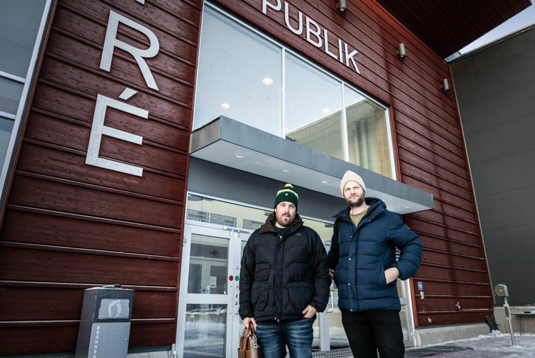 Tommy Wahlund (ordförande) och Emil Svärdfeldt berättar att ÖIK:s ekonomi ser bra ut halvvägs in i HockeyAllsvenskan.