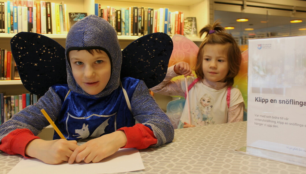Filip Perttu, 5, kom med lillasyster Lara till biblioteket.