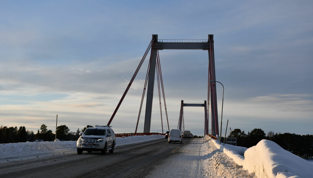 Slut med trafikljus och lots på Strömsundsbron
