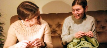 Ås tjejerna Moa och Frida gillar att sticka Ås tjejerna Moa och Frida gillar att sticka