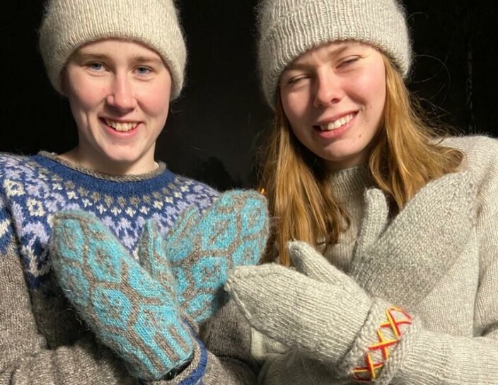 Moa Maripuu (vänster) och Frida Karlsson (höger) visar upp stickade vantar Moa Maripuu (vänster) och Frida Karlsson (höger) visar upp stickade vantar
