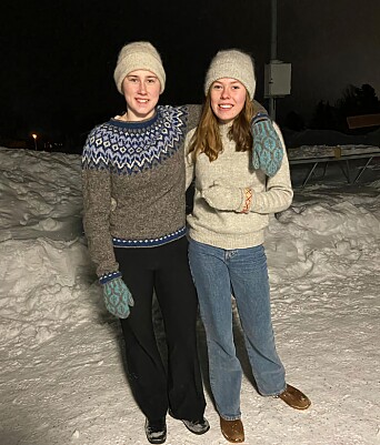Moa Maripuu (vänster) och Frida Karlsson (höger) i stickade tröjor, mössor och vantar Moa Maripuu (vänster) och Frida Karlsson (höger) i stickade tröjor, mössor och vantar