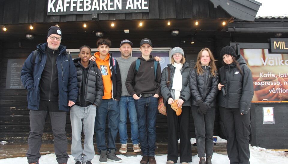 Läraren Stig Torniainen i Mörsil kom med eleverna Musie Tekle, Elias Westman, Viggo Nygren, Kate Simpson, Anna Zackrisson och Khazal Rahmh till företagsdagen. Bakom gruppen kaffestugans ägare Petter Eklund, Läraren Stig Torniainen i Mörsil kom med eleverna Musie Tekle, Elias Westman, Viggo Nygren, Kate Simpson, Anna Zackrisson och Khazal Rahmh till företagsdagen. Bakom gruppen kaffestugans ägare Petter Eklund,