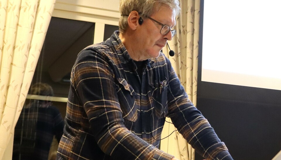 Aktionsgruppens talesman, Lars B Johansson inledde mötet med att redovisa de fakta han fått fram från bl a kommunens egen redovisning. Aktionsgruppens talesman, Lars B Johansson inledde mötet med att redovisa de fakta han fått fram från bl a kommunens egen redovisning.
