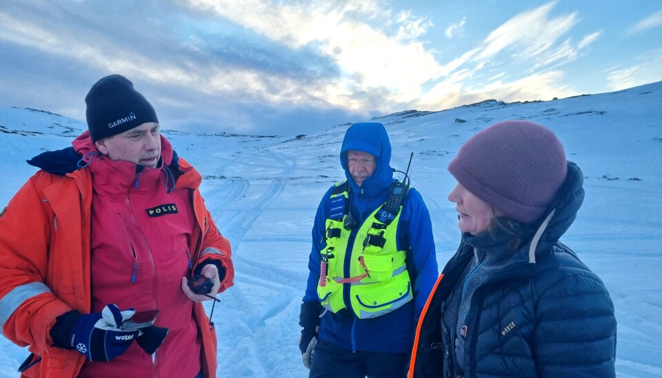 Jörgen Modin, polishundförare och Knut Skår, norska räddningshundar, har genomgång med Jet som precis gjort sin första övning i skarp miljö med väl godkänt. Jörgen Modin, polishundförare och Knut Skår, norska räddningshundar, har genomgång med Jet som precis gjort sin första övning i skarp miljö med väl godkänt.