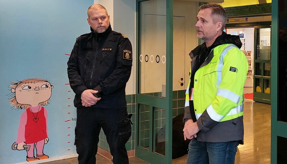 Trafikverket Polisen Hans Engqvist och produktionsledaren David Nordberg från Trafikverket informerade om faror och konsekvenser vid obehörig vistelse i spårområdet.