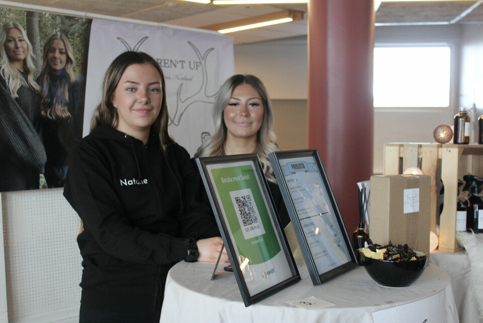 Natalie Olsen och Tyra Haglund vid Handelsprogrammet har utvecklat norrländsk doft för doftpinnar.