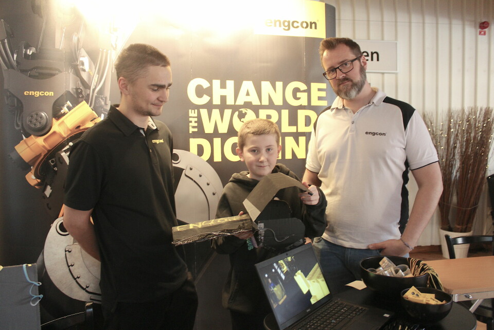 Anton Persson visade sin modell av en täckt skopa för Sten Holmgren och Jens Karlsson vid Engcon.