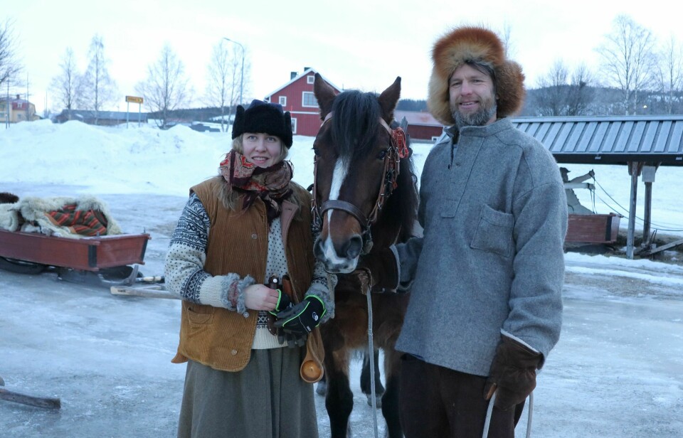 Häst och forbönder redo för kyrklockorna i Klövsjö som är startsignalen för resan.