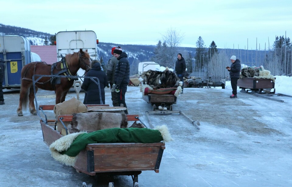 Gårdsplanen på Pålletorpet i Klövsjö fylldes med förväntansfulla forbönder med hästar.