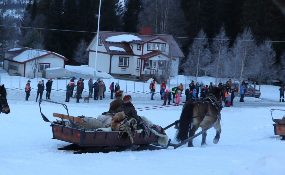 En hel del folk hade mött upp i Klövsjö för att se forbönderna starta sin veckolånga resa till Röros.