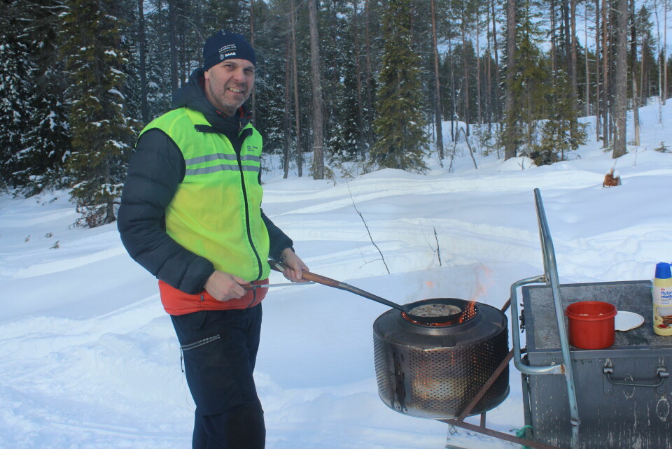 Per Westermark från Österåsen gräddade kolbulle i aktern på snöskotern.