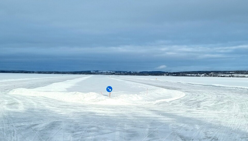 För mindre än en vecka sedan såg isvägen Vällviken-Sunne perfekt ut. Nu beror allt på helgens väder. Blir det minus kan det öppnas igen.
