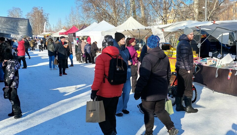 Många letade sig till marknaden första dagen som kombinerade kyla med sol.