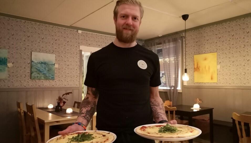 Björn serverar egenproducerade pizzor med namn efter lokala vägar Det serveras både mat och dryck på kvällarna. Foto: Åsa Häggström