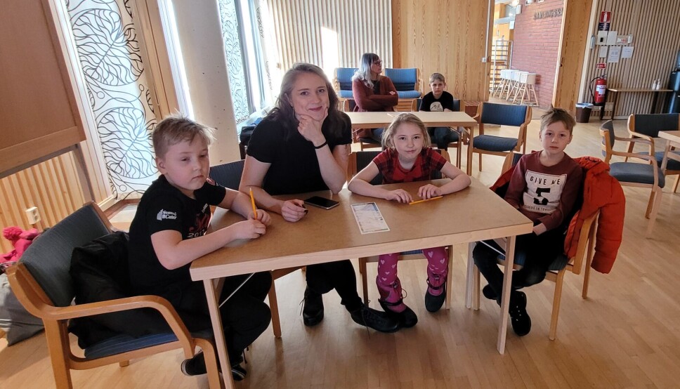 Karin Lenke här med barnen Sam, Loa och Sasha Lenke Nord. Karin tycker att det varit jättebra att det varit bra att det varit flera aktiviteter som gjorts gratis i år.