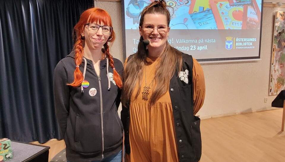 Bibliotekarierna Kerstin Ydrefors och Sofie Jonsson (F.V) är de som håller i quizet.