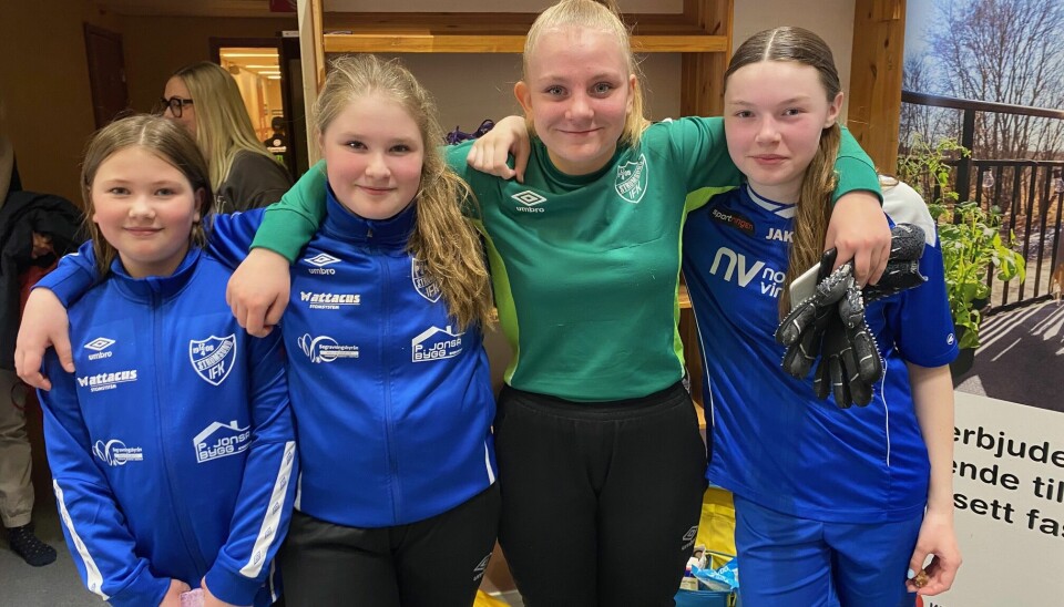 Amelia Bergvall i grönt är målvakt för IFK Strömsund, med sina yngre lagkamrater Molly Book, Klara Elverum och Ella Elverum-Zackrisson.