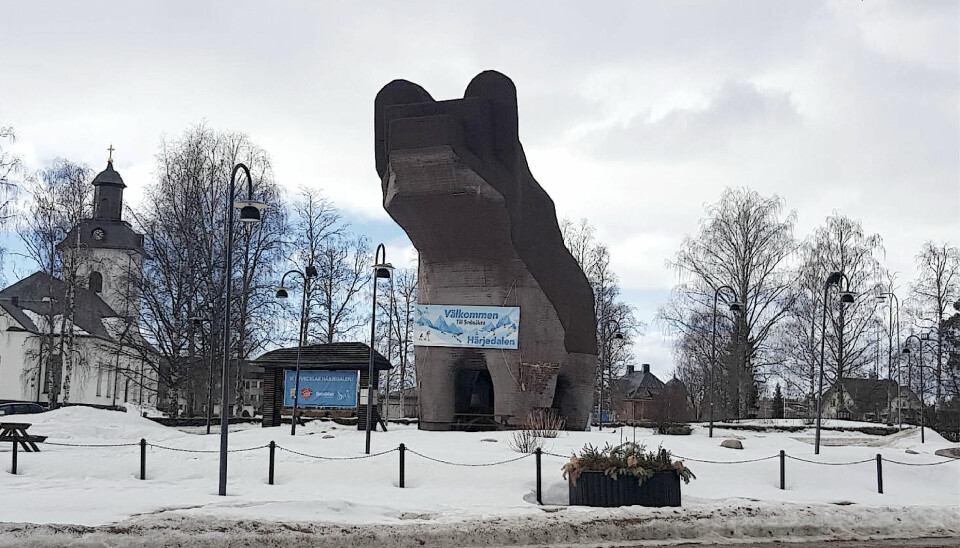 Den nyrenoverade björnen i Sveg är ett landmärke och nu ska en digital skylt med turistinformation placeras i närheten.