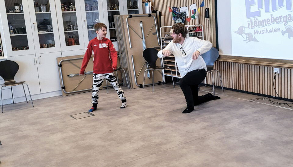 Alfred Martini gör en improvisationsövning.