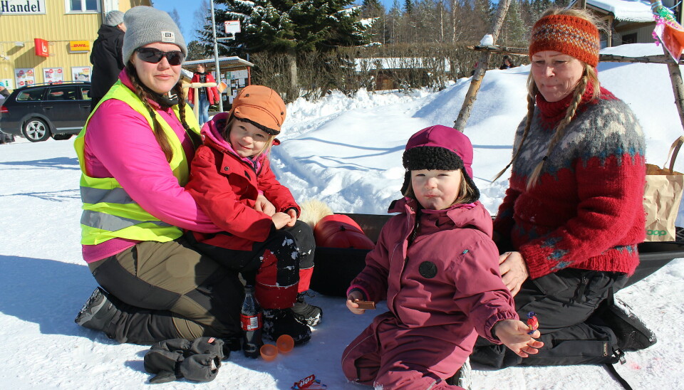 De hade det skönt i solen: Frv:Lovisa Harrysson, Slagnäs, Freja Harrysson, 4,5 år Idun Harrysson, tre år och Lena Harrysson.
