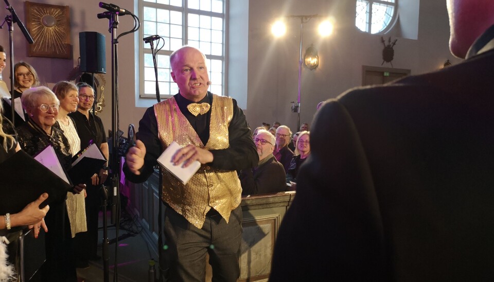 Konferencier Micke Eklöv underhåller publiken och kören mellan låtarna. Konferencier Micke Eklöv underhåller publiken och kören mellan låtarna.
