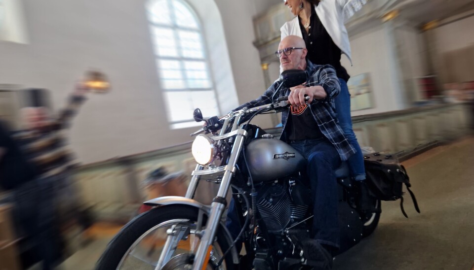 Robban testar hojen och Anette balansen inför kvällens överraskningsnummer. Robban testar hojen och Anette balansen inför kvällens överraskningsnummer.