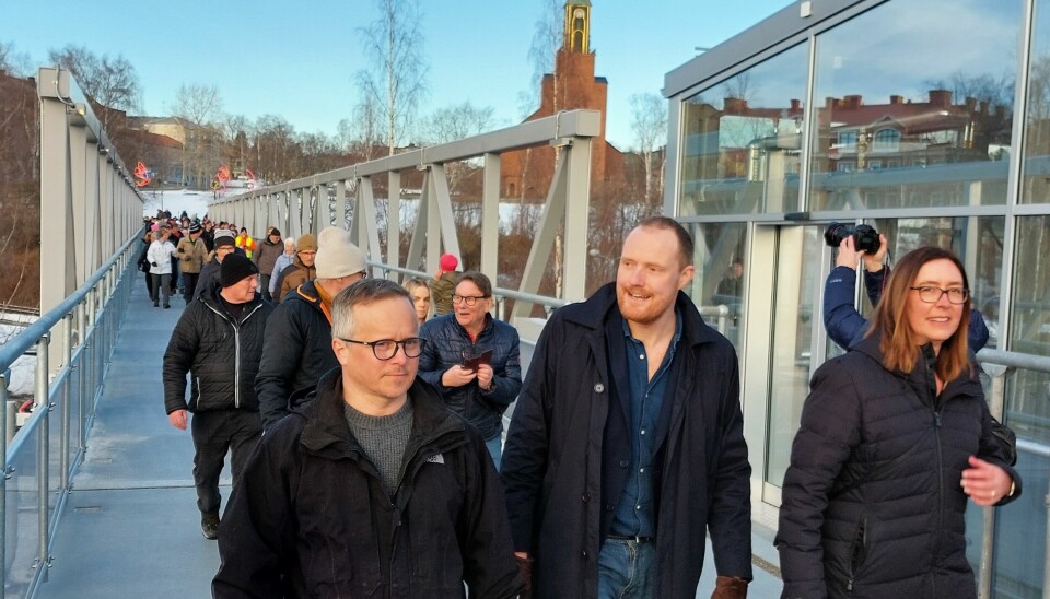 Magnus Rönnerfjäll, ordförande i tekniska nämnden, vandrar över bron tillsammans med kommunalrådet Niklas Daoson (S) i mitten och Birgitta Johnson, tf regional direktör vid Trafikverket.