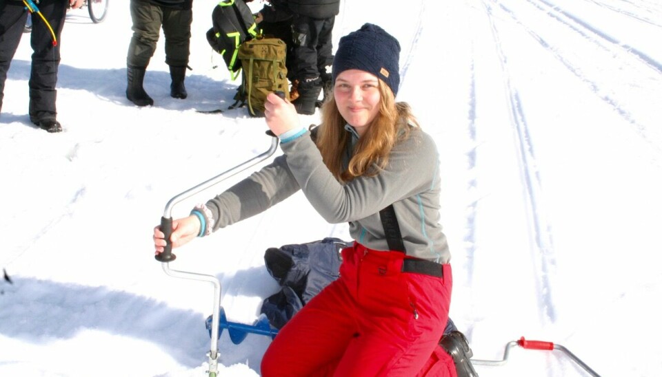 Linnea Krusenberg hade visst besvär med att komma igenom isen, men det lyckades till sist….