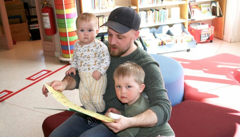 Einar och Siv tar varje vecka med sig pappa Anton till biblioteket… Einar valde denna dag ut 17 böcker.