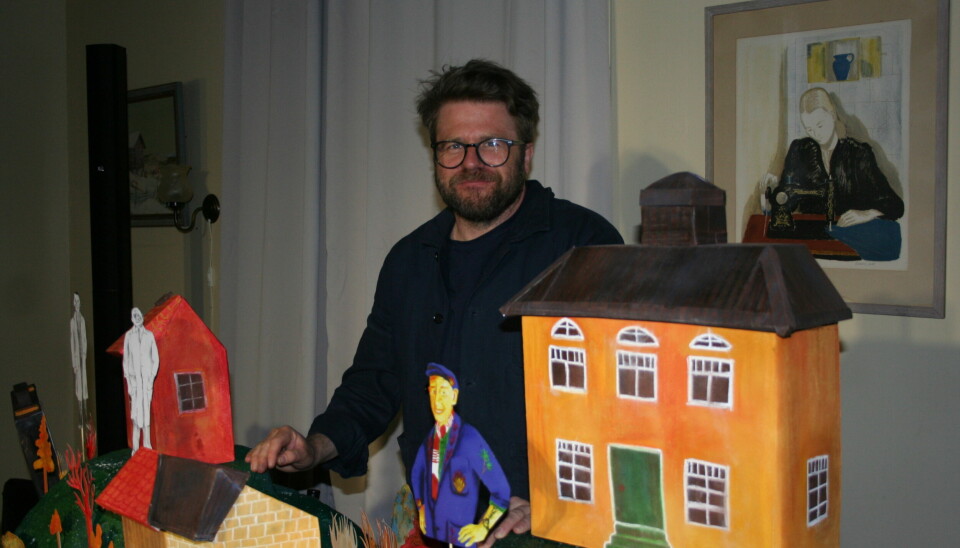 Martin Johansson bakom sin dockteater där han berättar om Primus Mortimer Pettersson.