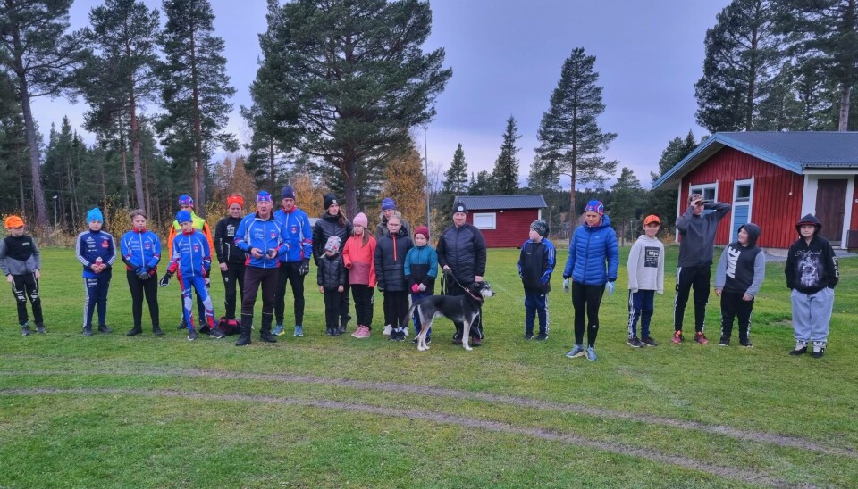Några av de barn och föräldrar från Myssjö Oviken IF som samlades vid fotbollsplanen dagen efter att en bil kört på den. Foto: Sonja Björklund