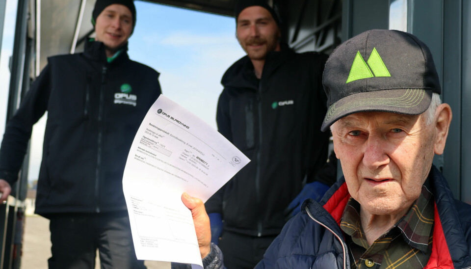 Äntligen besiktning i Hede, Rune Nordström visar stolt upp blanka papper. Dessutom slapp han en resa på 15 mil.