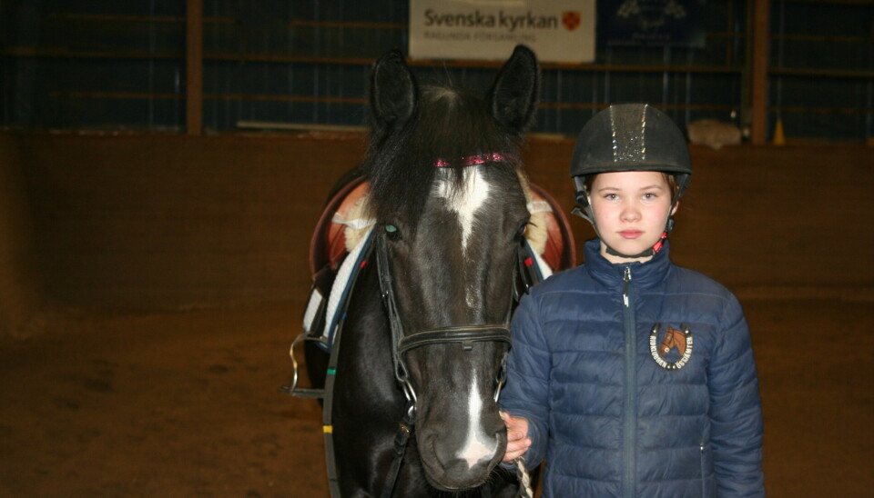 Hästen Fara tillsammans med Mirella Marcusson.
