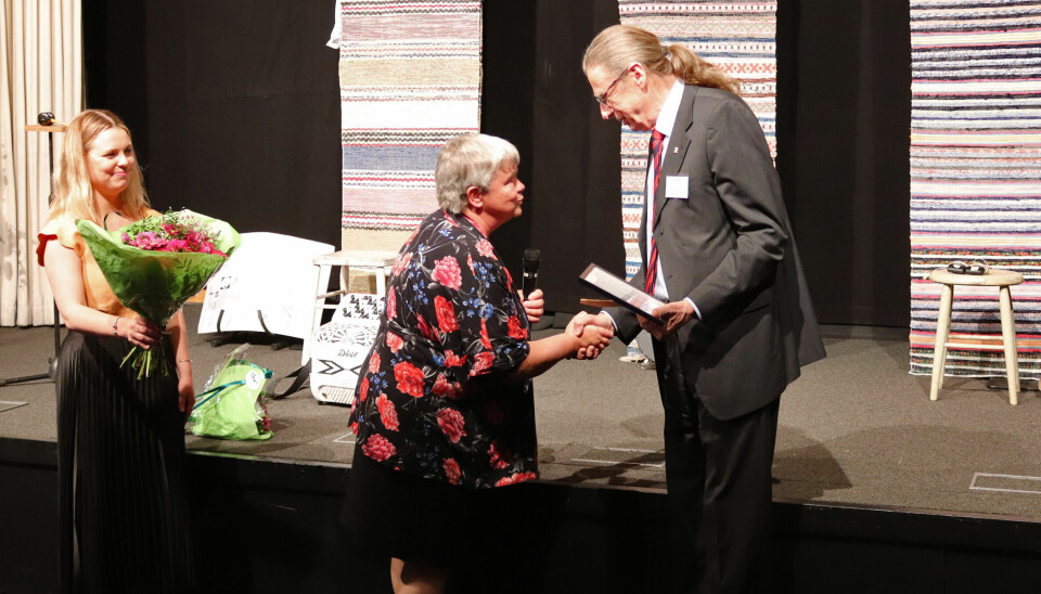Håkan Espmark, ordförande för Ströms hembygdsförening fick ta emot utmärkelsen av Hembygdsförbundets ordförande Anna-Karin Andersson.