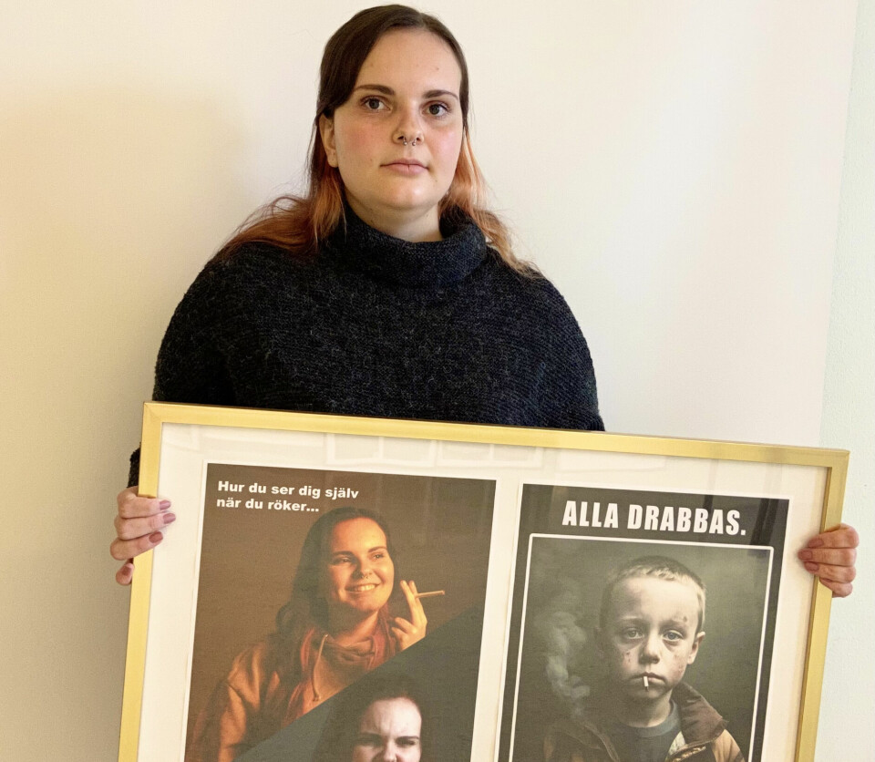 Tindra Kristiansson Larsson visar upp affischerna hon och Echo Jämsä skapade tillsammans.