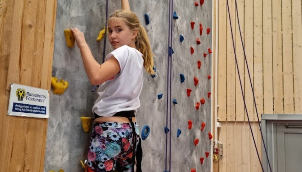 Inne i idrottshallen finns bland annat en klättervägg för de som vill prova på. Här är det Kerstin Holm som provar på vid ett tidigare tillfälle när JT hälsade på.