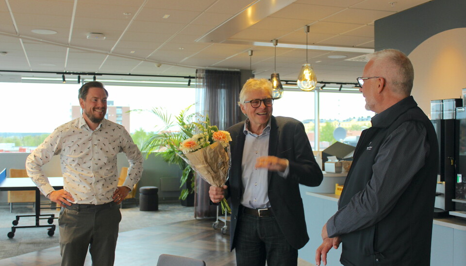 Pelle Åsling fick blommor av Patrik Steging, Länsförsäkringar och Nyföretagarcentrums verksamhetschef Olle Martinell.