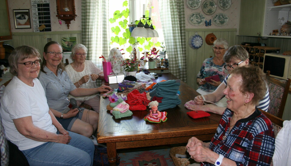 Damerna samlade vid fika och sammanställning av kläderna f.v Barbro, Britt-Marie, Anita, Ingegerd, Marie Louise och Louise.