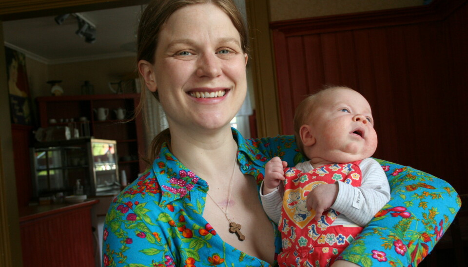 Nya restauratören vid museet Lisa Wolter med 7 veckors barnet Sonja på armen.