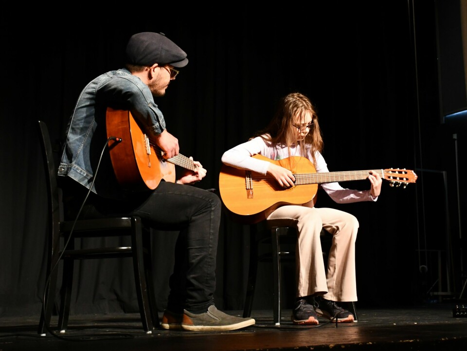 Frida Andersson på klassisk gitarr med läraren Johans Näslund.