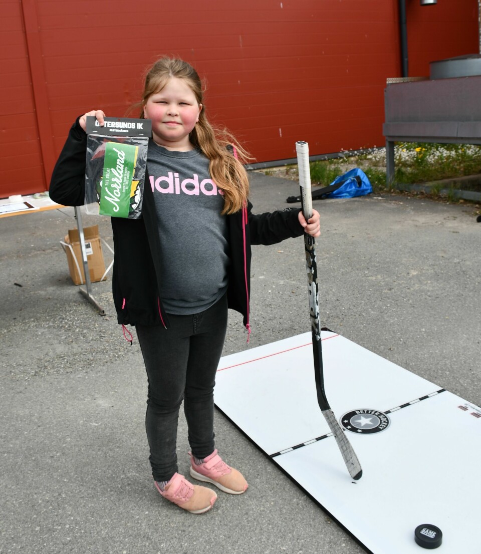 Alice Alvarsson prövar hockeyklubba för första gången.