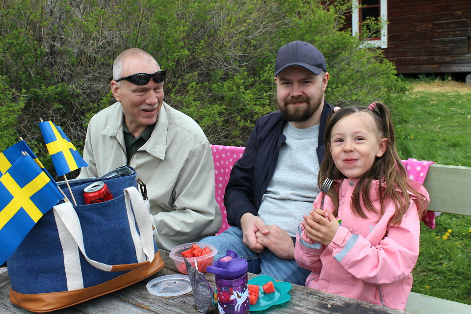Morfar George Fiendel från Kalifornien hälsade på Christopher Näs och barnbarnet Olivia.
