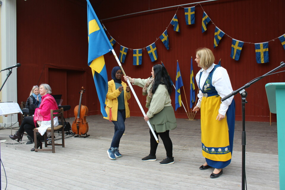 Landshöving Marita Ljung delade ut en fana till organisationen Hej Främling.