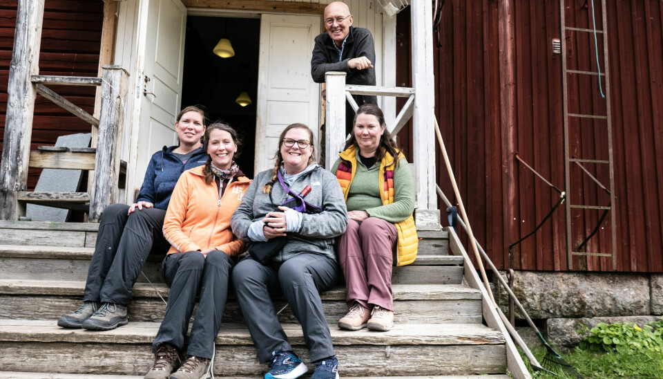 Tord Lundqvist med sina amerikanska besökare på gården i Mordviken.