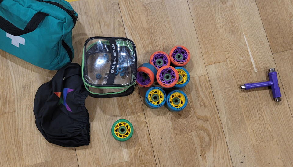 Extra hjul, verktyg, hjälmmössa och förstahjälpen kit kan vara bra att ha till hands i Roller derby. Extra hjul, verktyg, hjälmmössa och förstahjälpen kit kan vara bra att ha till hands i Roller derby.