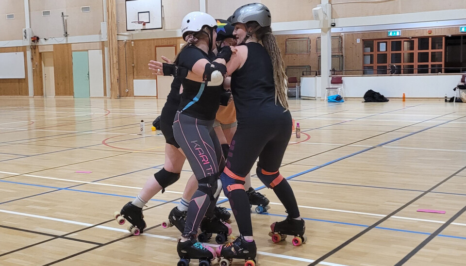 Roller derby är en kontaktsport och tacklingar ingår i spelet. Roller derby är en kontaktsport och tacklingar ingår i spelet.