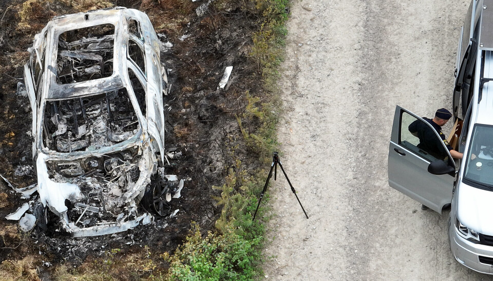 Mannen som hittades i den här utbrunna bilen i Vemhån har ännu inte identifierats.